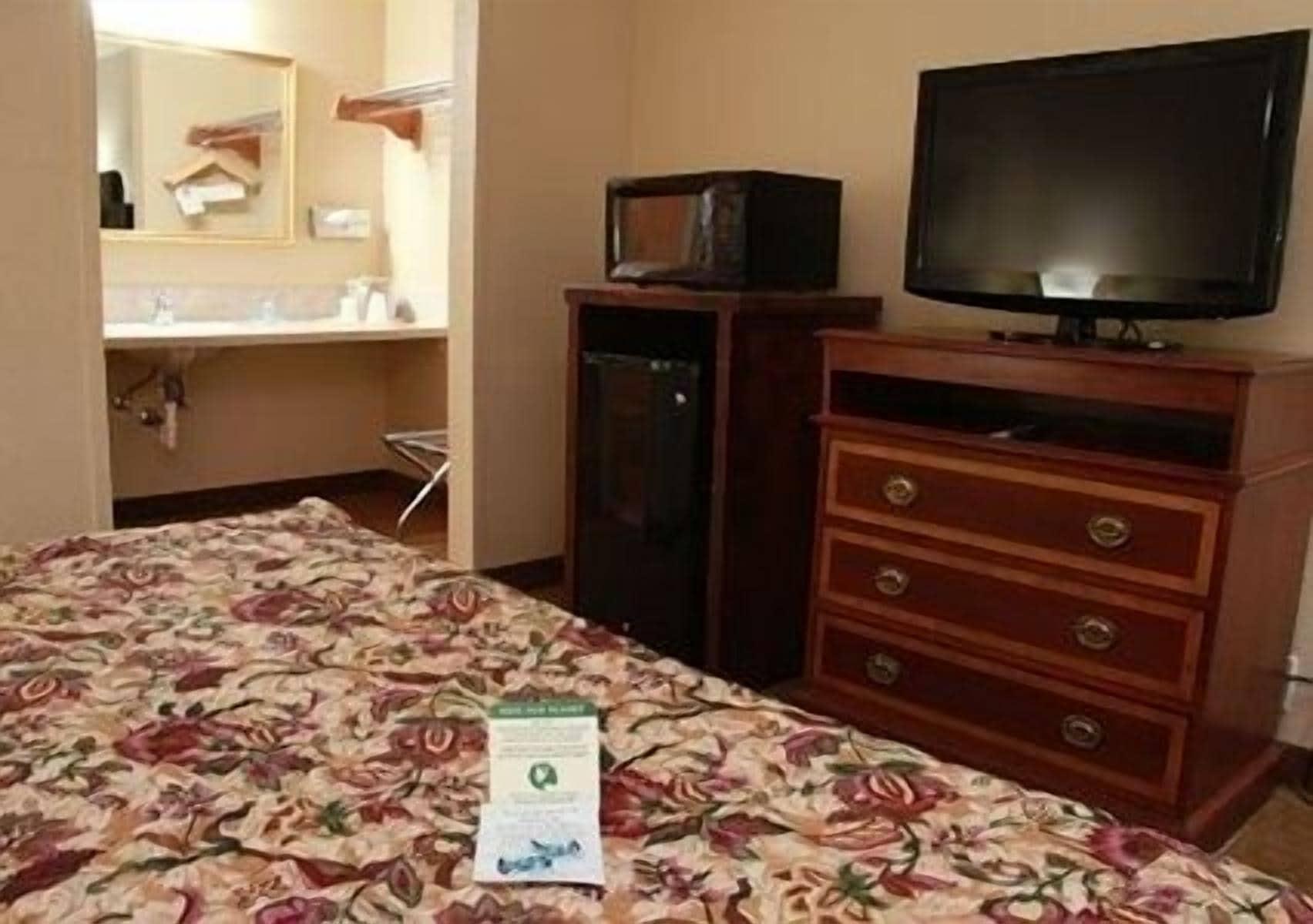 Rodeway Inn Fort Morgan Bagian luar foto