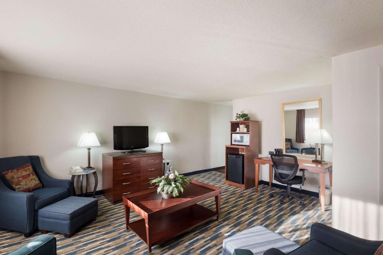 Rodeway Inn Fort Morgan Bagian luar foto