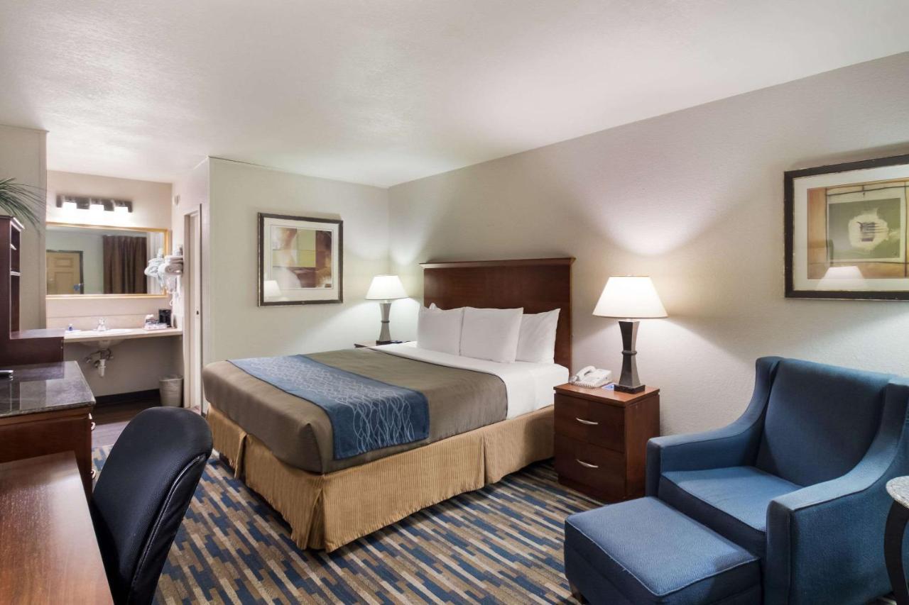 Rodeway Inn Fort Morgan Bagian luar foto
