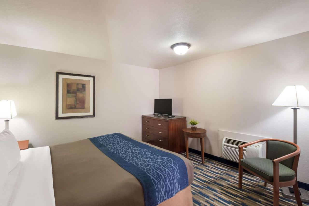 Rodeway Inn Fort Morgan Bagian luar foto