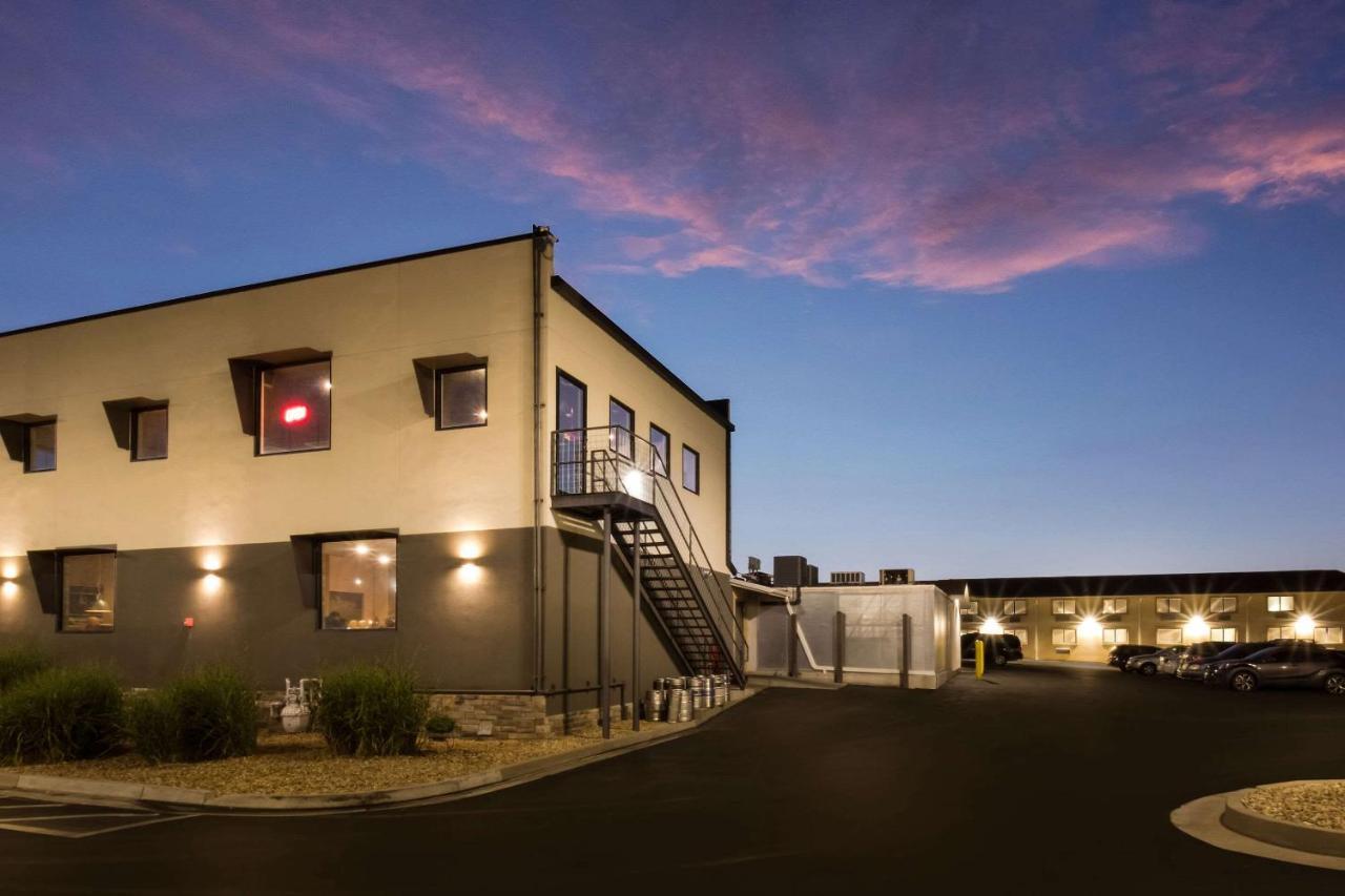 Rodeway Inn Fort Morgan Bagian luar foto