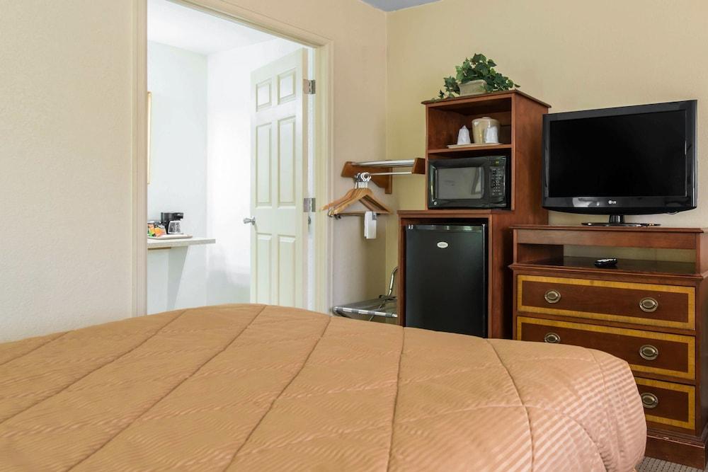 Rodeway Inn Fort Morgan Bagian luar foto