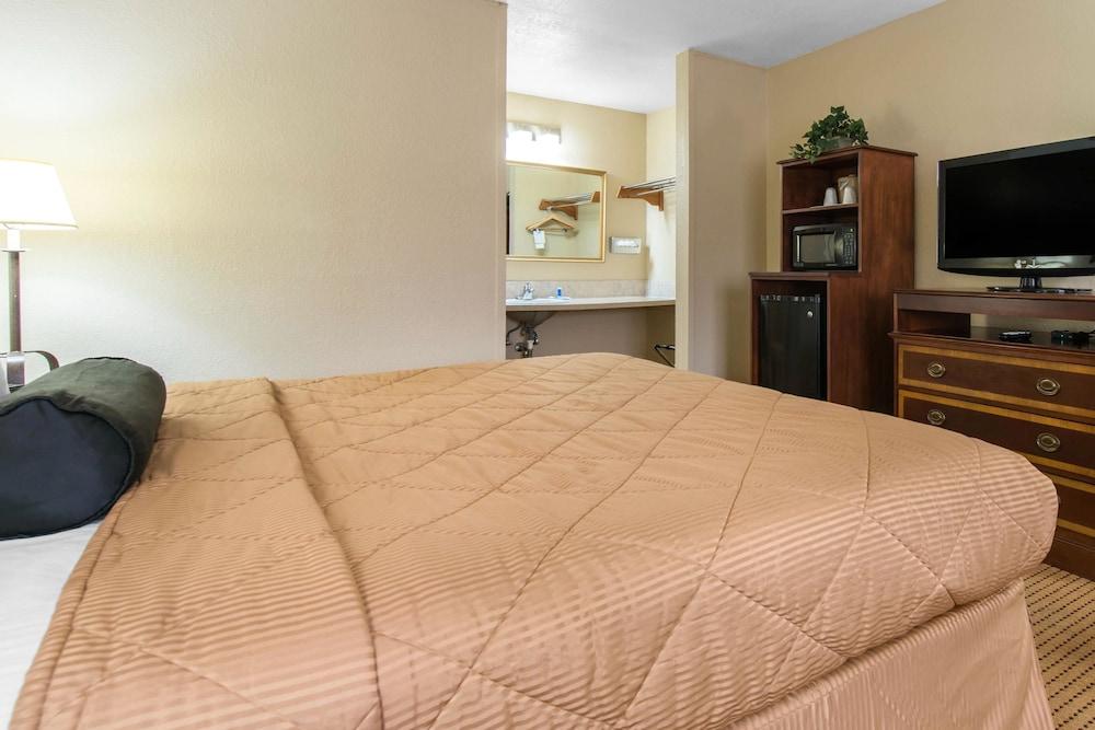 Rodeway Inn Fort Morgan Bagian luar foto